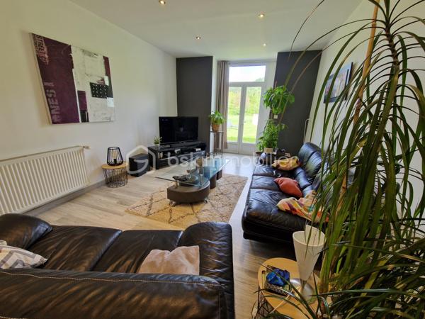 APPARTEMENT SOUS OFFRE

Très bel appartement rénové par des artisans locaux, situé dans un environnement calme et verdoyant tout en restant proche des commodités puisque à moins de 5 minutes de Clairvaux-les-lacs.

L'habitation principale bénéficie de beaux volumes avec un grand espace de vie lumineux d'environ 90 m2, de 4 chambres, salle de bains, toilette indépendant avec la possibilité de créer un appartement indépendant d'environ 60 m2

SES VERITABLES POINTS FORTS SONT :

✔️ Accès de l'appartement en plain-pied

✔️ La présence d'un appartement indépendant à aménager (surface environ 60 m2), parfait pour générer un revenu locatif, envisager un projet mixte habitation/investissement.

✔️ Potentiel locatif à l'année aux alentours de 500 € par mois ou location meublée saisonnière (SECTEUR TRES TOURISTIQUE)

✔️ Environnement calme avec accès direct aux chemins de randonnée et au lac de Clairvaux-les-lacs 

✔️ Terrain plat agréable et facile d'entretien de 1655 m2 

✔️ Possibilité de faire acquisition de deux garages fermés (A discuter selon vos attentes)

Une opportunité rare dans ce secteur très prisé.

📞 A découvrir sans tarder avec Stéphane votre conseiller immobilier secteur HAUT-JURA