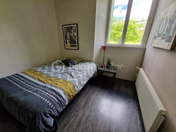 APPARTEMENT SOUS OFFRE

Très bel appartement rénové par des artisans locaux, situé dans un environnement calme et verdoyant tout en restant proche des commodités puisque à moins de 5 minutes de Clairvaux-les-lacs.

L'habitation principale bénéficie de beaux volumes avec un grand espace de vie lumineux d'environ 90 m2, de 4 chambres, salle de bains, toilette indépendant avec la possibilité de créer un appartement indépendant d'environ 60 m2

SES VERITABLES POINTS FORTS SONT :

✔️ Accès de l'appartement en plain-pied

✔️ La présence d'un appartement indépendant à aménager (surface environ 60 m2), parfait pour générer un revenu locatif, envisager un projet mixte habitation/investissement.

✔️ Potentiel locatif à l'année aux alentours de 500 € par mois ou location meublée saisonnière (SECTEUR TRES TOURISTIQUE)

✔️ Environnement calme avec accès direct aux chemins de randonnée et au lac de Clairvaux-les-lacs 

✔️ Terrain plat agréable et facile d'entretien de 1655 m2 

✔️ Possibilité de faire acquisition de deux garages fermés (A discuter selon vos attentes)

Une opportunité rare dans ce secteur très prisé.

📞 A découvrir sans tarder avec Stéphane votre conseiller immobilier secteur HAUT-JURA