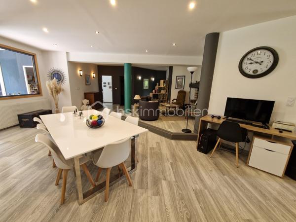 APPARTEMENT SOUS OFFRE

Très bel appartement rénové par des artisans locaux, situé dans un environnement calme et verdoyant tout en restant proche des commodités puisque à moins de 5 minutes de Clairvaux-les-lacs.

L'habitation principale bénéficie de beaux volumes avec un grand espace de vie lumineux d'environ 90 m2, de 4 chambres, salle de bains, toilette indépendant avec la possibilité de créer un appartement indépendant d'environ 60 m2

SES VERITABLES POINTS FORTS SONT :

✔️ Accès de l'appartement en plain-pied

✔️ La présence d'un appartement indépendant à aménager (surface environ 60 m2), parfait pour générer un revenu locatif, envisager un projet mixte habitation/investissement.

✔️ Potentiel locatif à l'année aux alentours de 500 € par mois ou location meublée saisonnière (SECTEUR TRES TOURISTIQUE)

✔️ Environnement calme avec accès direct aux chemins de randonnée et au lac de Clairvaux-les-lacs 

✔️ Terrain plat agréable et facile d'entretien de 1655 m2 

✔️ Possibilité de faire acquisition de deux garages fermés (A discuter selon vos attentes)

Une opportunité rare dans ce secteur très prisé.

📞 A découvrir sans tarder avec Stéphane votre conseiller immobilier secteur HAUT-JURA