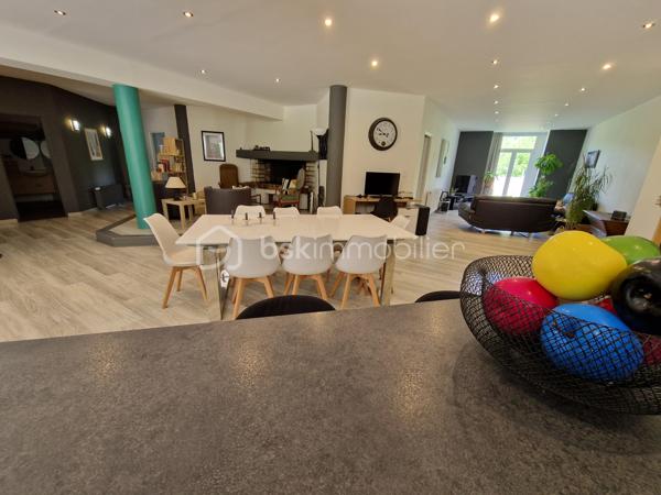 APPARTEMENT SOUS OFFRE

Très bel appartement rénové par des artisans locaux, situé dans un environnement calme et verdoyant tout en restant proche des commodités puisque à moins de 5 minutes de Clairvaux-les-lacs.

L'habitation principale bénéficie de beaux volumes avec un grand espace de vie lumineux d'environ 90 m2, de 4 chambres, salle de bains, toilette indépendant avec la possibilité de créer un appartement indépendant d'environ 60 m2

SES VERITABLES POINTS FORTS SONT :

✔️ Accès de l'appartement en plain-pied

✔️ La présence d'un appartement indépendant à aménager (surface environ 60 m2), parfait pour générer un revenu locatif, envisager un projet mixte habitation/investissement.

✔️ Potentiel locatif à l'année aux alentours de 500 € par mois ou location meublée saisonnière (SECTEUR TRES TOURISTIQUE)

✔️ Environnement calme avec accès direct aux chemins de randonnée et au lac de Clairvaux-les-lacs 

✔️ Terrain plat agréable et facile d'entretien de 1655 m2 

✔️ Possibilité de faire acquisition de deux garages fermés (A discuter selon vos attentes)

Une opportunité rare dans ce secteur très prisé.

📞 A découvrir sans tarder avec Stéphane votre conseiller immobilier secteur HAUT-JURA