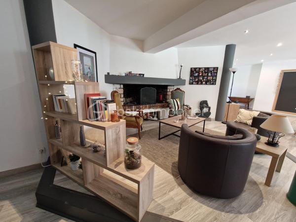 APPARTEMENT SOUS OFFRE

Très bel appartement rénové par des artisans locaux, situé dans un environnement calme et verdoyant tout en restant proche des commodités puisque à moins de 5 minutes de Clairvaux-les-lacs.

L'habitation principale bénéficie de beaux volumes avec un grand espace de vie lumineux d'environ 90 m2, de 4 chambres, salle de bains, toilette indépendant avec la possibilité de créer un appartement indépendant d'environ 60 m2

SES VERITABLES POINTS FORTS SONT :

✔️ Accès de l'appartement en plain-pied

✔️ La présence d'un appartement indépendant à aménager (surface environ 60 m2), parfait pour générer un revenu locatif, envisager un projet mixte habitation/investissement.

✔️ Potentiel locatif à l'année aux alentours de 500 € par mois ou location meublée saisonnière (SECTEUR TRES TOURISTIQUE)

✔️ Environnement calme avec accès direct aux chemins de randonnée et au lac de Clairvaux-les-lacs 

✔️ Terrain plat agréable et facile d'entretien de 1655 m2 

✔️ Possibilité de faire acquisition de deux garages fermés (A discuter selon vos attentes)

Une opportunité rare dans ce secteur très prisé.

📞 A découvrir sans tarder avec Stéphane votre conseiller immobilier secteur HAUT-JURA