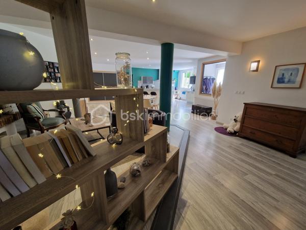 APPARTEMENT SOUS OFFRE

Très bel appartement rénové par des artisans locaux, situé dans un environnement calme et verdoyant tout en restant proche des commodités puisque à moins de 5 minutes de Clairvaux-les-lacs.

L'habitation principale bénéficie de beaux volumes avec un grand espace de vie lumineux d'environ 90 m2, de 4 chambres, salle de bains, toilette indépendant avec la possibilité de créer un appartement indépendant d'environ 60 m2

SES VERITABLES POINTS FORTS SONT :

✔️ Accès de l'appartement en plain-pied

✔️ La présence d'un appartement indépendant à aménager (surface environ 60 m2), parfait pour générer un revenu locatif, envisager un projet mixte habitation/investissement.

✔️ Potentiel locatif à l'année aux alentours de 500 € par mois ou location meublée saisonnière (SECTEUR TRES TOURISTIQUE)

✔️ Environnement calme avec accès direct aux chemins de randonnée et au lac de Clairvaux-les-lacs 

✔️ Terrain plat agréable et facile d'entretien de 1655 m2 

✔️ Possibilité de faire acquisition de deux garages fermés (A discuter selon vos attentes)

Une opportunité rare dans ce secteur très prisé.

📞 A découvrir sans tarder avec Stéphane votre conseiller immobilier secteur HAUT-JURA