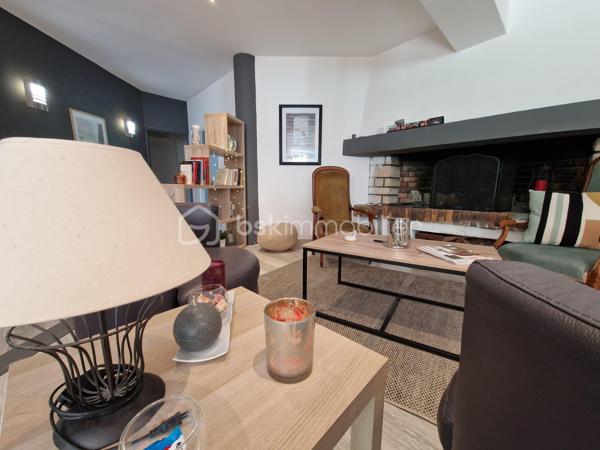 APPARTEMENT SOUS OFFRE

Très bel appartement rénové par des artisans locaux, situé dans un environnement calme et verdoyant tout en restant proche des commodités puisque à moins de 5 minutes de Clairvaux-les-lacs.

L'habitation principale bénéficie de beaux volumes avec un grand espace de vie lumineux d'environ 90 m2, de 4 chambres, salle de bains, toilette indépendant avec la possibilité de créer un appartement indépendant d'environ 60 m2

SES VERITABLES POINTS FORTS SONT :

✔️ Accès de l'appartement en plain-pied

✔️ La présence d'un appartement indépendant à aménager (surface environ 60 m2), parfait pour générer un revenu locatif, envisager un projet mixte habitation/investissement.

✔️ Potentiel locatif à l'année aux alentours de 500 € par mois ou location meublée saisonnière (SECTEUR TRES TOURISTIQUE)

✔️ Environnement calme avec accès direct aux chemins de randonnée et au lac de Clairvaux-les-lacs 

✔️ Terrain plat agréable et facile d'entretien de 1655 m2 

✔️ Possibilité de faire acquisition de deux garages fermés (A discuter selon vos attentes)

Une opportunité rare dans ce secteur très prisé.

📞 A découvrir sans tarder avec Stéphane votre conseiller immobilier secteur HAUT-JURA