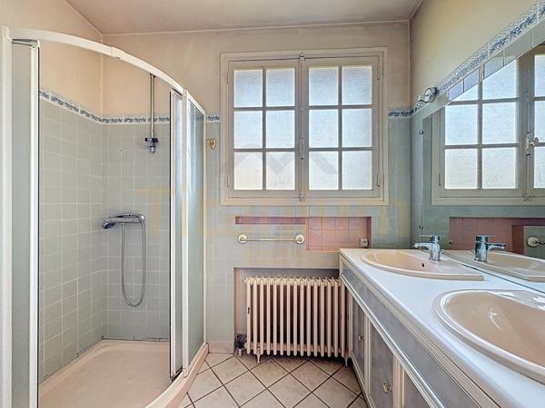 Étrépagny (27150) Maison avec grand jardin – 3 chambres – Sous-sol complet – Dépendances