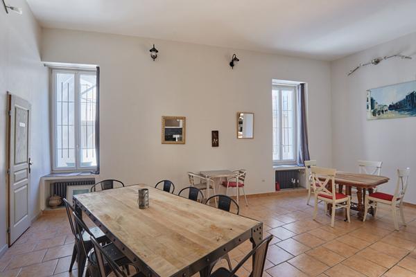 EXCLUSIVITÉ ERA ACTION IMMOBILIER CAZAN, Immeuble de rapport avec local commercial et appartements au coeur de Mallemort