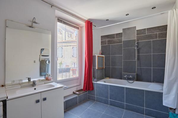 EXCLUSIVITÉ ERA ACTION IMMOBILIER CAZAN, Immeuble de rapport avec local commercial et appartements au coeur de Mallemort
