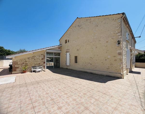 47300 VILLENEUVE SUR LOT Villeneuve/Lot, maison en pierre rénovée, avec jardin, à proximité immédiate des commodités