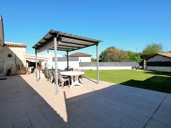 47300 VILLENEUVE SUR LOT Villeneuve/Lot, maison en pierre rénovée, avec jardin, à proximité immédiate des commodités