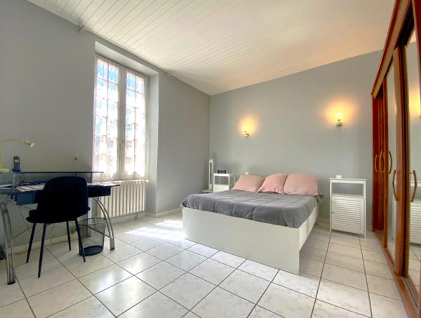 47300 VILLENEUVE SUR LOT Villeneuve/Lot, maison en pierre rénovée, avec jardin, à proximité immédiate des commodités