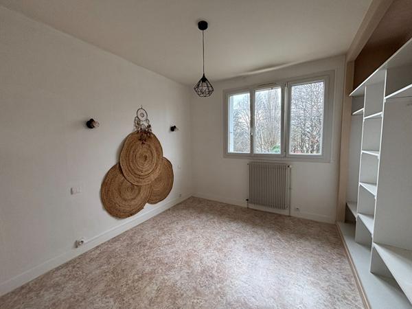 PAVILLON SUR SOUS SOL A LA FLECHE