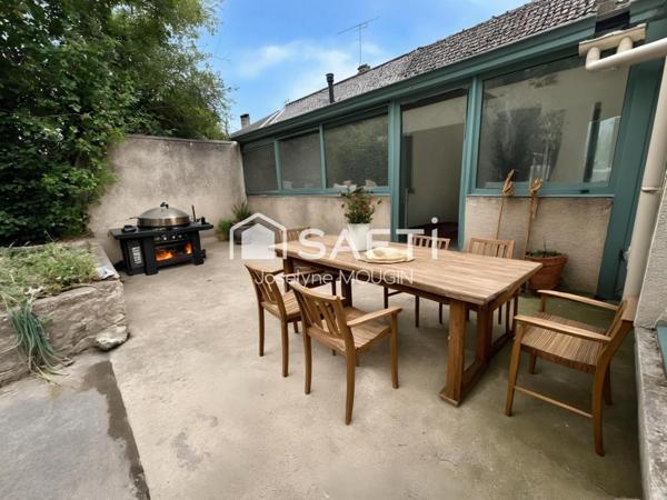 Maison avec jardin, 2 cours de stationnement, véranda.