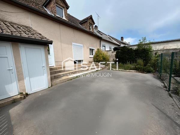 Maison avec jardin, 2 cours de stationnement, véranda.