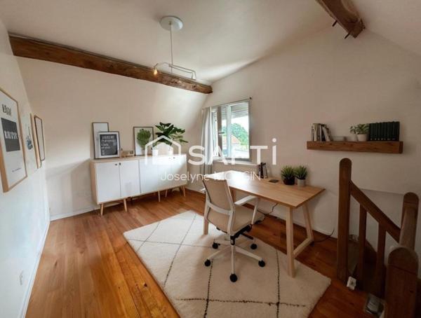 Maison avec jardin, 2 cours de stationnement, véranda.