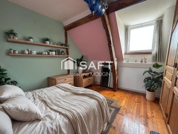 Maison avec jardin, 2 cours de stationnement, véranda.