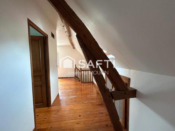 Maison avec jardin, 2 cours de stationnement, véranda.