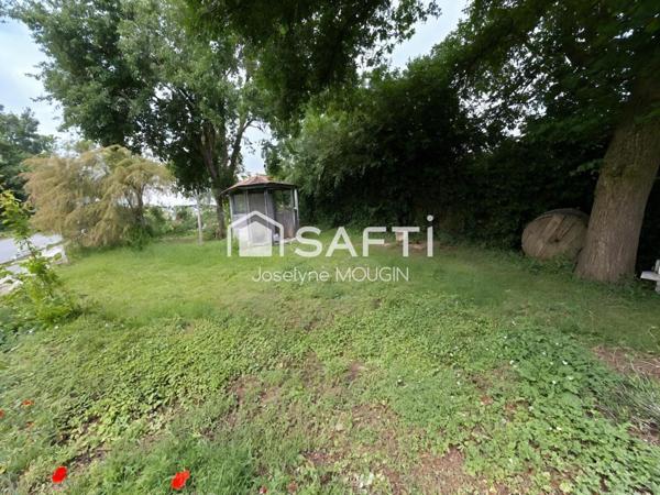 Maison avec jardin, 2 cours de stationnement, véranda.