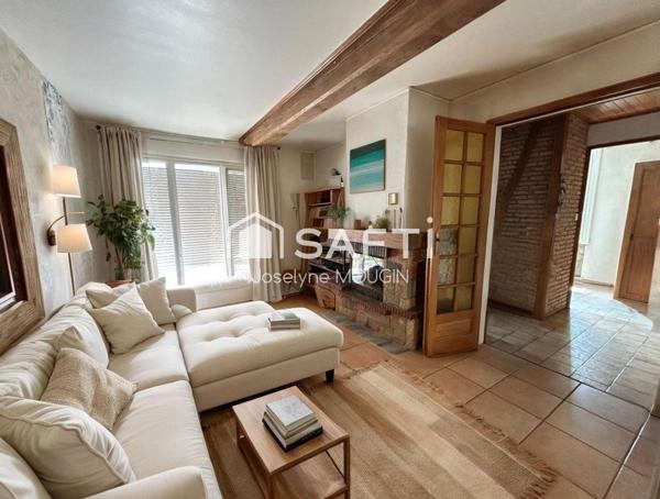 Maison avec jardin, 2 cours de stationnement, véranda.