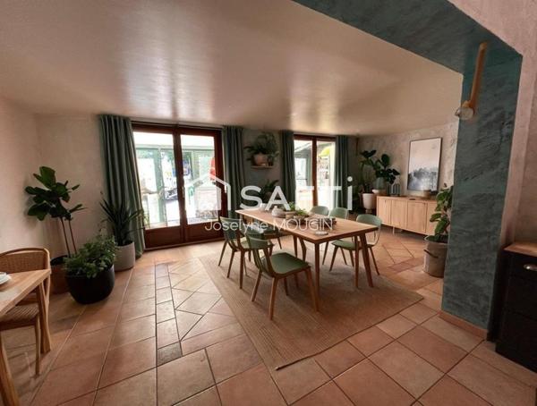 Maison avec jardin, 2 cours de stationnement, véranda.