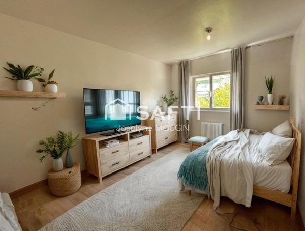 Maison avec jardin, 2 cours de stationnement, véranda.