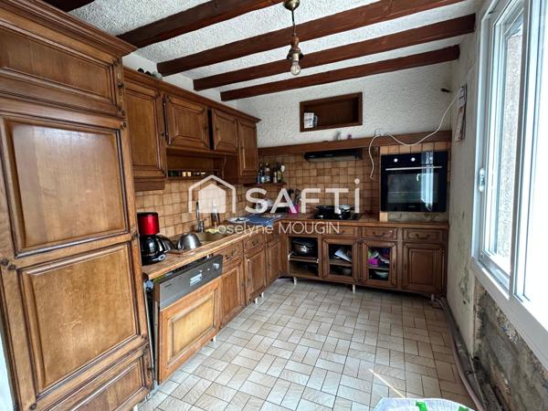 Maison avec jardin, 2 cours de stationnement, véranda.