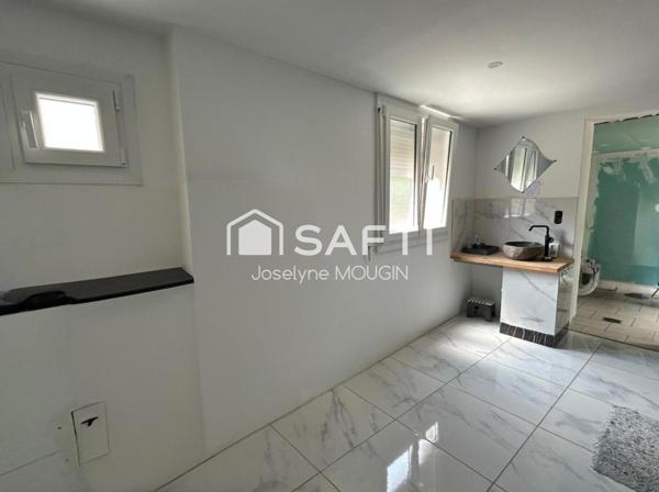 Maison avec jardin, 2 cours de stationnement, véranda.