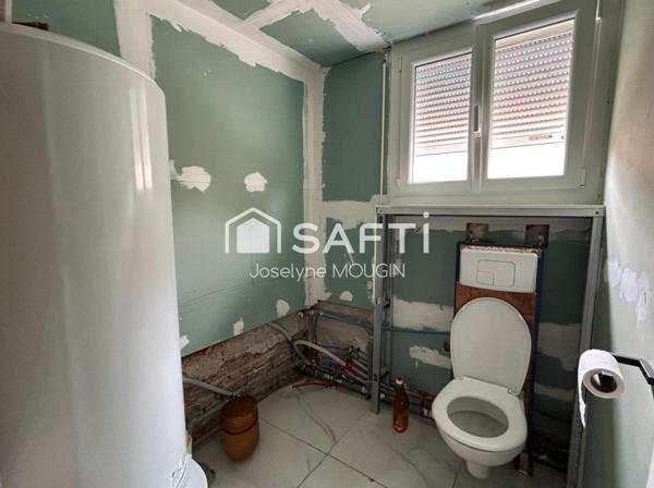 Maison avec jardin, 2 cours de stationnement, véranda.