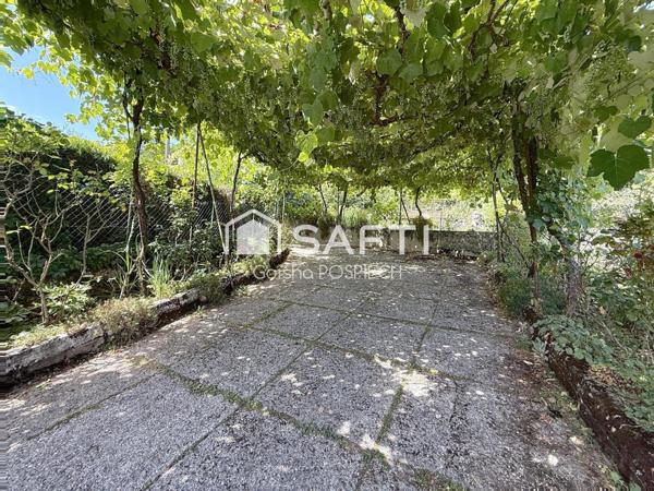 MAISON FAMILIALE AVEC DÉPENDANCE ET GRAND GARAGE – ENVIRONNEMENT PAISIBLE