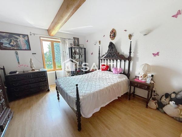 MAISON FAMILIALE AVEC DÉPENDANCE ET GRAND GARAGE – ENVIRONNEMENT PAISIBLE