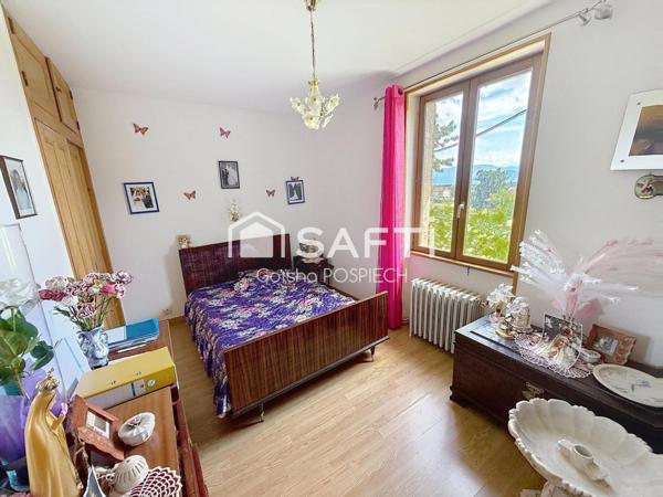 MAISON FAMILIALE AVEC DÉPENDANCE ET GRAND GARAGE – ENVIRONNEMENT PAISIBLE