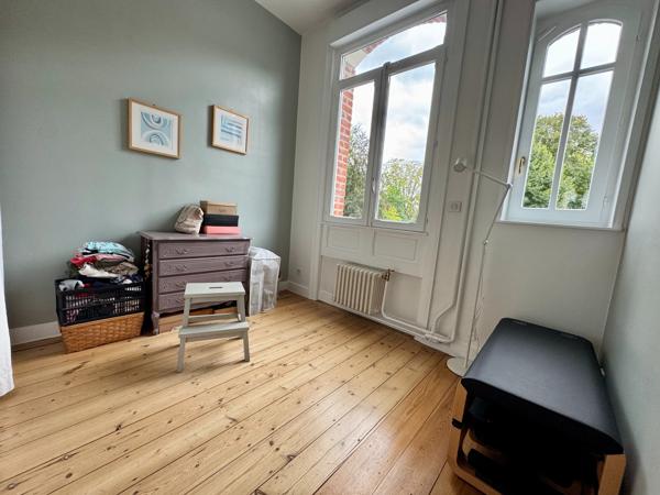 Maison Bourgeoise entièrement rénovée- 6 chambres/salle de jeu/2 salles de bain-jardin-garage. Proximité immédiate tramway, métro, écoles et commerces CROIX