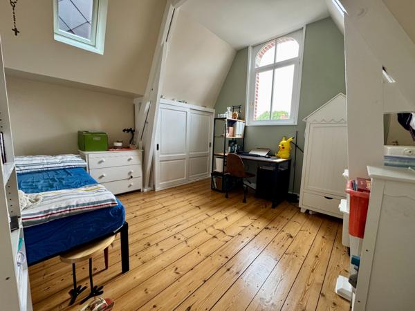 Maison Bourgeoise entièrement rénovée- 6 chambres/salle de jeu/2 salles de bain-jardin-garage. Proximité immédiate tramway, métro, écoles et commerces CROIX
