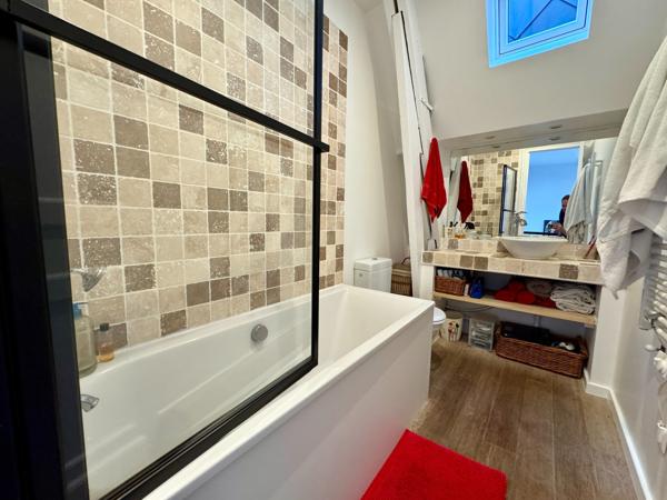 Maison Bourgeoise entièrement rénovée- 6 chambres/salle de jeu/2 salles de bain-jardin-garage. Proximité immédiate tramway, métro, écoles et commerces CROIX