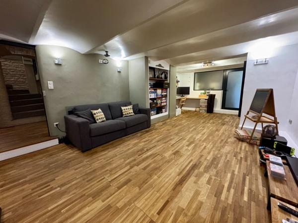 Maison Bourgeoise entièrement rénovée- 6 chambres/salle de jeu/2 salles de bain-jardin-garage. Proximité immédiate tramway, métro, écoles et commerces CROIX