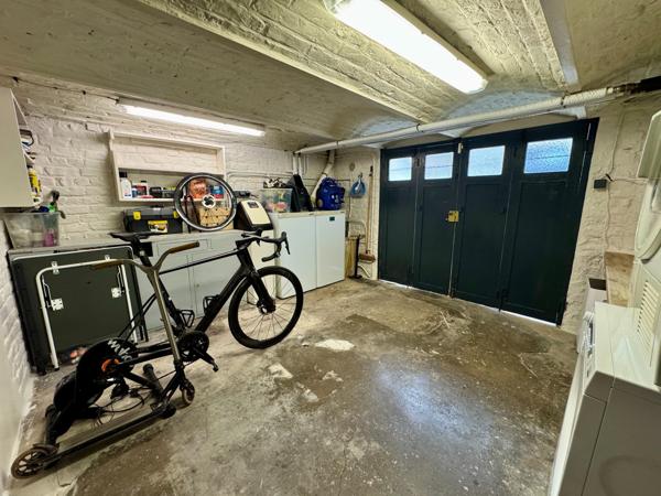 Maison Bourgeoise entièrement rénovée- 6 chambres/salle de jeu/2 salles de bain-jardin-garage. Proximité immédiate tramway, métro, écoles et commerces CROIX