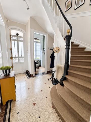 Maison Bourgeoise entièrement rénovée- 6 chambres/salle de jeu/2 salles de bain-jardin-garage. Proximité immédiate tramway, métro, écoles et commerces CROIX