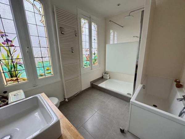 Maison Bourgeoise entièrement rénovée- 6 chambres/salle de jeu/2 salles de bain-jardin-garage. Proximité immédiate tramway, métro, écoles et commerces CROIX
