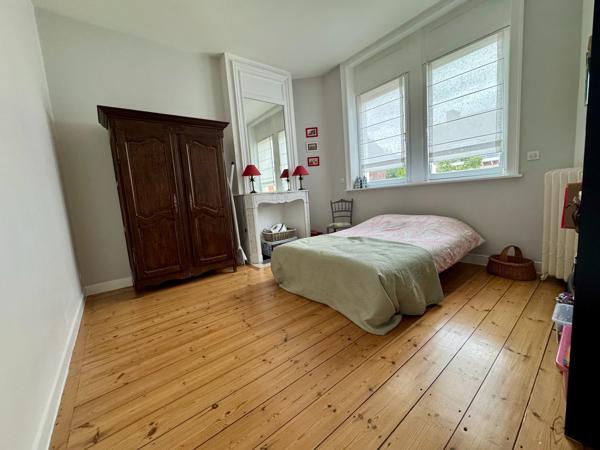 Maison Bourgeoise entièrement rénovée- 6 chambres/salle de jeu/2 salles de bain-jardin-garage. Proximité immédiate tramway, métro, écoles et commerces CROIX