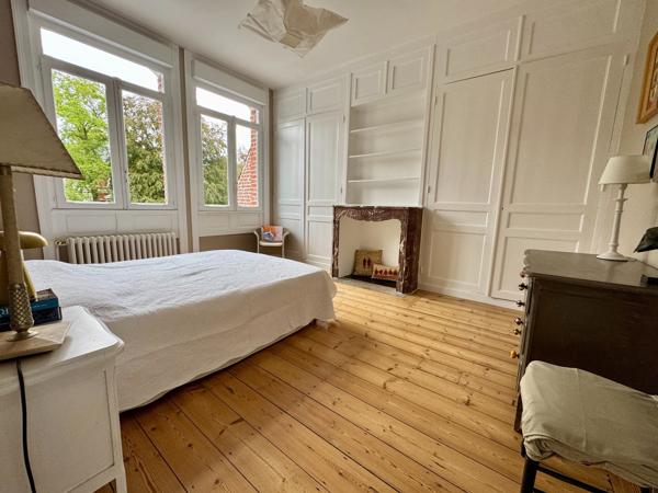 Maison Bourgeoise entièrement rénovée- 6 chambres/salle de jeu/2 salles de bain-jardin-garage. Proximité immédiate tramway, métro, écoles et commerces CROIX