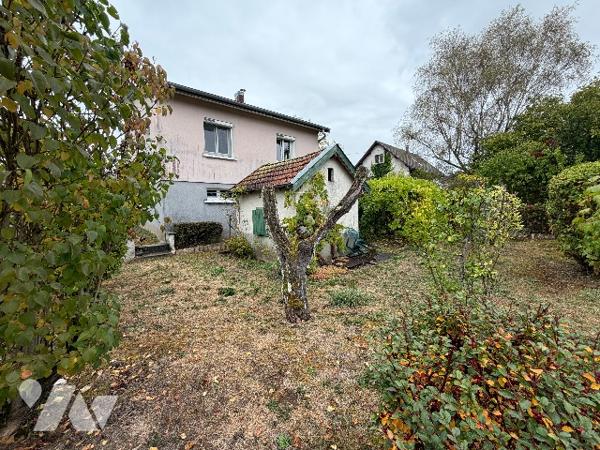 Jolie maison, idéalement située à MIRECOURT, avec un grand terrain attenant.