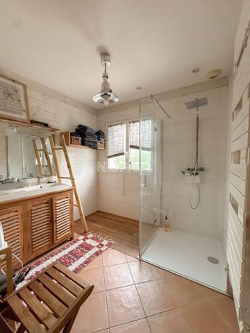 Maison familiale de plain pied, avec piscine