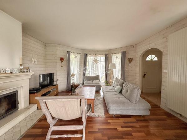 Maison familiale de plain pied, avec piscine