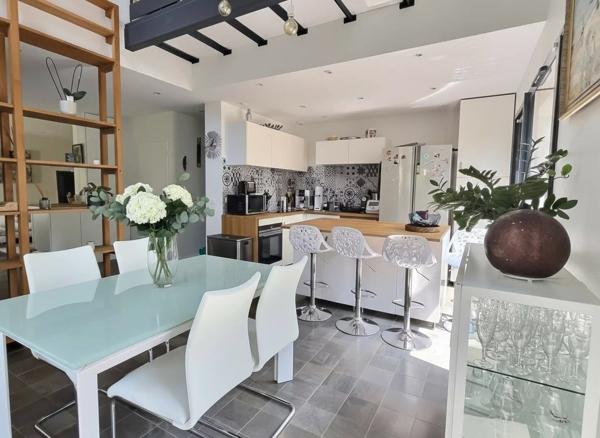 Maison Familiale, Alliance parfaite entre modernité, calme et verdure.