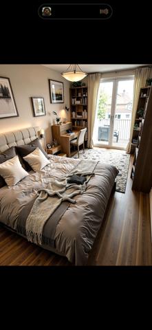 Rue Dieu, au cœur d’un secteur particulièrement recherché, cet appartement de 75 m² se situe au 2e étage avec ascenseur d’un immeuble bien entretenu (niveau ressenti comme un 3e grâce à l’entresol). Il séduit par une distribution cohérente, des volumes confortables et une qualité de vie adaptée au quotidien.

L’entrée dessert  une salle à manger avec lit coffre d'appoint et un séjour lumineux, prolongés par un premier balcon. Un couloir mène ensuite à une grande chambre au calme côté cour, une cuisine séparée entièrement équipée avec accès à un second balcon, une salle de bains et des WC indépendants. Une buanderie, de nombreux rangements intégrés et une cave complète l’ensemble.

La double exposition garantit une belle luminosité tout au long de la journée. Les deux balcons constituent de véritables espaces extérieurs, idéals pour déjeuner, lire ou profiter d’un moment au calme. Les charges de copropriété contenues renforcent l’attractivité du bien. La chambre est équipée d’une climatisation réversible assurant un confort appréciable en toute saison surtout lors des canicules.  Enfin, le ravalement de l’immeuble a déjà été voté et réglé, offrant une visibilité sereine sur les travaux à venir.

Vous profitez d’une proximité immédiate avec les commerces, les écoles et les transports, avec cinq lignes de métro rapidement accessibles, pour un quotidien fluide et une mobilité optimale. Un cadre de vie privilégié, au sein d’un quartier vivant et très prisé du Canal Saint-Martin.

Enfin, l’appartement présente un réel potentiel d’évolution : sa configuration permet d’envisager différents aménagements (optimisation des volumes, réorganisation des espaces, création d’une seconde chambre selon projet) et de décoration afin de composer un lieu de vie pleinement adapté à vos besoins.