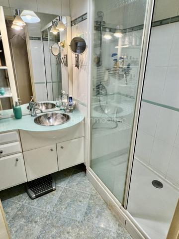 Rue Dieu, au cœur d’un secteur particulièrement recherché, cet appartement de 75 m² se situe au 2e étage avec ascenseur d’un immeuble bien entretenu (niveau ressenti comme un 3e grâce à l’entresol). Il séduit par une distribution cohérente, des volumes confortables et une qualité de vie adaptée au quotidien.

L’entrée dessert  une salle à manger avec lit coffre d'appoint et un séjour lumineux, prolongés par un premier balcon. Un couloir mène ensuite à une grande chambre au calme côté cour, une cuisine séparée entièrement équipée avec accès à un second balcon, une salle de bains et des WC indépendants. Une buanderie, de nombreux rangements intégrés et une cave complète l’ensemble.

La double exposition garantit une belle luminosité tout au long de la journée. Les deux balcons constituent de véritables espaces extérieurs, idéals pour déjeuner, lire ou profiter d’un moment au calme. Les charges de copropriété contenues renforcent l’attractivité du bien. La chambre est équipée d’une climatisation réversible assurant un confort appréciable en toute saison surtout lors des canicules.  Enfin, le ravalement de l’immeuble a déjà été voté et réglé, offrant une visibilité sereine sur les travaux à venir.

Vous profitez d’une proximité immédiate avec les commerces, les écoles et les transports, avec cinq lignes de métro rapidement accessibles, pour un quotidien fluide et une mobilité optimale. Un cadre de vie privilégié, au sein d’un quartier vivant et très prisé du Canal Saint-Martin.

Enfin, l’appartement présente un réel potentiel d’évolution : sa configuration permet d’envisager différents aménagements (optimisation des volumes, réorganisation des espaces, création d’une seconde chambre selon projet) et de décoration afin de composer un lieu de vie pleinement adapté à vos besoins.
