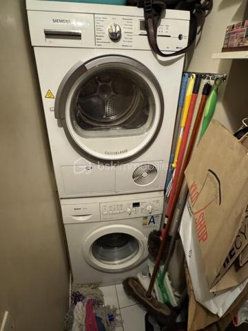 Rue Dieu, au cœur d’un secteur particulièrement recherché, cet appartement de 75 m² se situe au 2e étage avec ascenseur d’un immeuble bien entretenu (niveau ressenti comme un 3e grâce à l’entresol). Il séduit par une distribution cohérente, des volumes confortables et une qualité de vie adaptée au quotidien.

L’entrée dessert  une salle à manger avec lit coffre d'appoint et un séjour lumineux, prolongés par un premier balcon. Un couloir mène ensuite à une grande chambre au calme côté cour, une cuisine séparée entièrement équipée avec accès à un second balcon, une salle de bains et des WC indépendants. Une buanderie, de nombreux rangements intégrés et une cave complète l’ensemble.

La double exposition garantit une belle luminosité tout au long de la journée. Les deux balcons constituent de véritables espaces extérieurs, idéals pour déjeuner, lire ou profiter d’un moment au calme. Les charges de copropriété contenues renforcent l’attractivité du bien. La chambre est équipée d’une climatisation réversible assurant un confort appréciable en toute saison surtout lors des canicules.  Enfin, le ravalement de l’immeuble a déjà été voté et réglé, offrant une visibilité sereine sur les travaux à venir.

Vous profitez d’une proximité immédiate avec les commerces, les écoles et les transports, avec cinq lignes de métro rapidement accessibles, pour un quotidien fluide et une mobilité optimale. Un cadre de vie privilégié, au sein d’un quartier vivant et très prisé du Canal Saint-Martin.

Enfin, l’appartement présente un réel potentiel d’évolution : sa configuration permet d’envisager différents aménagements (optimisation des volumes, réorganisation des espaces, création d’une seconde chambre selon projet) et de décoration afin de composer un lieu de vie pleinement adapté à vos besoins.