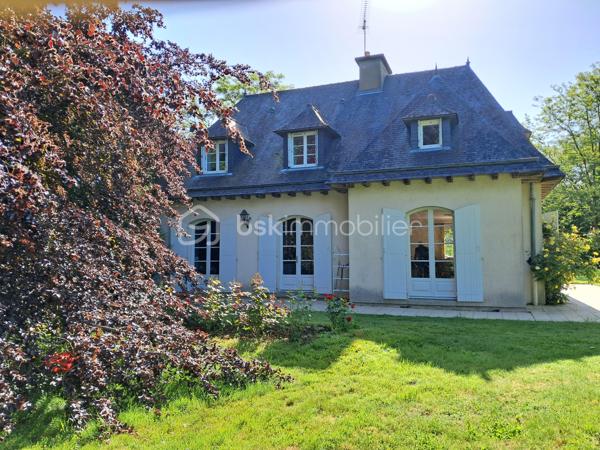 À seulement 300 mètres du bourg de Luitré, venez découvrir cette agréable maison familiale construite en 1980, offrant 146 m² habitables sur une belle parcelle de 5000 m².
Dès l’entrée, un vaste hall dessert les différents espaces de vie et apporte une belle sensation de volume. Vous découvrirez une pièce de vie lumineuse d’environ 40 m², agrémentée d’une cheminée à foyer fermé, avec un accès direct à la cuisine.
Le rez-de-chaussée offre également une vie de plain-pied grâce à une suite parentale comprenant chambre, dressing et salle d’eau privative, ainsi qu’un WC indépendant.
À l’étage, un bel escalier mène vers un palier pouvant accueillir un coin bibliothèque, bureau ou espace détente selon vos envies. Cet étage dessert trois chambres aux surfaces variées d’environ 9,10 m², 9,80 m² et 14,10 m².
Un sous-sol sous l’ensemble de la maison complète ce bien et offre de nombreuses possibilités : stationnement, stockage, cave ou atelier.
À l’extérieur, la propriété bénéficie d’une agréable partie arborée et jardin, offrant un environnement verdoyant à proximité immédiate des commodités du bourg.
Côté technique : assainissement individuel par fosse septique, chauffage et production d’eau chaude assurés par chaudière fioul. Les menuiseries du rez-de-chaussée sont en chêne simple vitrage d’origine, tandis que l’étage bénéficie de menuiseries PVC double vitrage remplacées.
Une maison aux beaux volumes et aux matériaux de qualité, offrant un cadre de vie agréable et un beau potentiel d’évolution selon vos projets.
