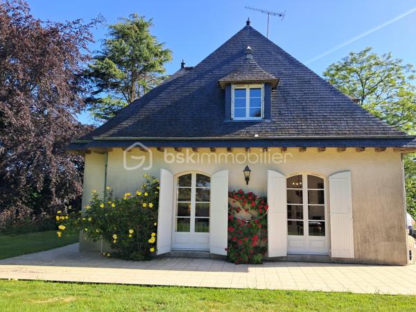 À seulement 300 mètres du bourg de Luitré, venez découvrir cette agréable maison familiale construite en 1980, offrant 146 m² habitables sur une belle parcelle de 5000 m².
Dès l’entrée, un vaste hall dessert les différents espaces de vie et apporte une belle sensation de volume. Vous découvrirez une pièce de vie lumineuse d’environ 40 m², agrémentée d’une cheminée à foyer fermé, avec un accès direct à la cuisine.
Le rez-de-chaussée offre également une vie de plain-pied grâce à une suite parentale comprenant chambre, dressing et salle d’eau privative, ainsi qu’un WC indépendant.
À l’étage, un bel escalier mène vers un palier pouvant accueillir un coin bibliothèque, bureau ou espace détente selon vos envies. Cet étage dessert trois chambres aux surfaces variées d’environ 9,10 m², 9,80 m² et 14,10 m².
Un sous-sol sous l’ensemble de la maison complète ce bien et offre de nombreuses possibilités : stationnement, stockage, cave ou atelier.
À l’extérieur, la propriété bénéficie d’une agréable partie arborée et jardin, offrant un environnement verdoyant à proximité immédiate des commodités du bourg.
Côté technique : assainissement individuel par fosse septique, chauffage et production d’eau chaude assurés par chaudière fioul. Les menuiseries du rez-de-chaussée sont en chêne simple vitrage d’origine, tandis que l’étage bénéficie de menuiseries PVC double vitrage remplacées.
Une maison aux beaux volumes et aux matériaux de qualité, offrant un cadre de vie agréable et un beau potentiel d’évolution selon vos projets.