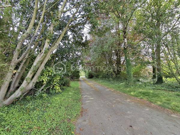 À seulement 300 mètres du bourg de Luitré, venez découvrir cette agréable maison familiale construite en 1980, offrant 146 m² habitables sur une belle parcelle de 5000 m².
Dès l’entrée, un vaste hall dessert les différents espaces de vie et apporte une belle sensation de volume. Vous découvrirez une pièce de vie lumineuse d’environ 40 m², agrémentée d’une cheminée à foyer fermé, avec un accès direct à la cuisine.
Le rez-de-chaussée offre également une vie de plain-pied grâce à une suite parentale comprenant chambre, dressing et salle d’eau privative, ainsi qu’un WC indépendant.
À l’étage, un bel escalier mène vers un palier pouvant accueillir un coin bibliothèque, bureau ou espace détente selon vos envies. Cet étage dessert trois chambres aux surfaces variées d’environ 9,10 m², 9,80 m² et 14,10 m².
Un sous-sol sous l’ensemble de la maison complète ce bien et offre de nombreuses possibilités : stationnement, stockage, cave ou atelier.
À l’extérieur, la propriété bénéficie d’une agréable partie arborée et jardin, offrant un environnement verdoyant à proximité immédiate des commodités du bourg.
Côté technique : assainissement individuel par fosse septique, chauffage et production d’eau chaude assurés par chaudière fioul. Les menuiseries du rez-de-chaussée sont en chêne simple vitrage d’origine, tandis que l’étage bénéficie de menuiseries PVC double vitrage remplacées.
Une maison aux beaux volumes et aux matériaux de qualité, offrant un cadre de vie agréable et un beau potentiel d’évolution selon vos projets.