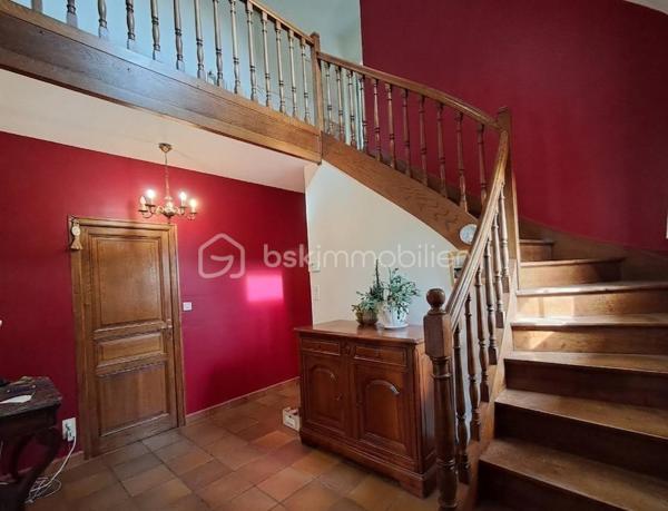 À seulement 300 mètres du bourg de Luitré, venez découvrir cette agréable maison familiale construite en 1980, offrant 146 m² habitables sur une belle parcelle de 5000 m².
Dès l’entrée, un vaste hall dessert les différents espaces de vie et apporte une belle sensation de volume. Vous découvrirez une pièce de vie lumineuse d’environ 40 m², agrémentée d’une cheminée à foyer fermé, avec un accès direct à la cuisine.
Le rez-de-chaussée offre également une vie de plain-pied grâce à une suite parentale comprenant chambre, dressing et salle d’eau privative, ainsi qu’un WC indépendant.
À l’étage, un bel escalier mène vers un palier pouvant accueillir un coin bibliothèque, bureau ou espace détente selon vos envies. Cet étage dessert trois chambres aux surfaces variées d’environ 9,10 m², 9,80 m² et 14,10 m².
Un sous-sol sous l’ensemble de la maison complète ce bien et offre de nombreuses possibilités : stationnement, stockage, cave ou atelier.
À l’extérieur, la propriété bénéficie d’une agréable partie arborée et jardin, offrant un environnement verdoyant à proximité immédiate des commodités du bourg.
Côté technique : assainissement individuel par fosse septique, chauffage et production d’eau chaude assurés par chaudière fioul. Les menuiseries du rez-de-chaussée sont en chêne simple vitrage d’origine, tandis que l’étage bénéficie de menuiseries PVC double vitrage remplacées.
Une maison aux beaux volumes et aux matériaux de qualité, offrant un cadre de vie agréable et un beau potentiel d’évolution selon vos projets.