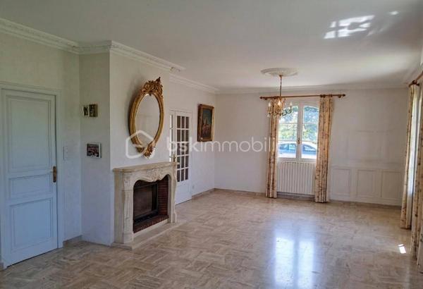 À seulement 300 mètres du bourg de Luitré, venez découvrir cette agréable maison familiale construite en 1980, offrant 146 m² habitables sur une belle parcelle de 5000 m².
Dès l’entrée, un vaste hall dessert les différents espaces de vie et apporte une belle sensation de volume. Vous découvrirez une pièce de vie lumineuse d’environ 40 m², agrémentée d’une cheminée à foyer fermé, avec un accès direct à la cuisine.
Le rez-de-chaussée offre également une vie de plain-pied grâce à une suite parentale comprenant chambre, dressing et salle d’eau privative, ainsi qu’un WC indépendant.
À l’étage, un bel escalier mène vers un palier pouvant accueillir un coin bibliothèque, bureau ou espace détente selon vos envies. Cet étage dessert trois chambres aux surfaces variées d’environ 9,10 m², 9,80 m² et 14,10 m².
Un sous-sol sous l’ensemble de la maison complète ce bien et offre de nombreuses possibilités : stationnement, stockage, cave ou atelier.
À l’extérieur, la propriété bénéficie d’une agréable partie arborée et jardin, offrant un environnement verdoyant à proximité immédiate des commodités du bourg.
Côté technique : assainissement individuel par fosse septique, chauffage et production d’eau chaude assurés par chaudière fioul. Les menuiseries du rez-de-chaussée sont en chêne simple vitrage d’origine, tandis que l’étage bénéficie de menuiseries PVC double vitrage remplacées.
Une maison aux beaux volumes et aux matériaux de qualité, offrant un cadre de vie agréable et un beau potentiel d’évolution selon vos projets.